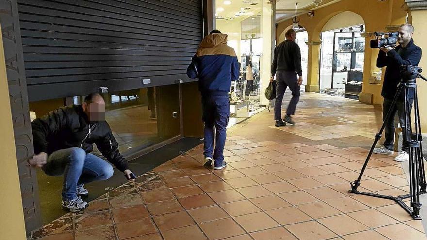 Am Mittwoch nahm die Polizei jeden Winkel von Puerto Portals unter die Lupe.