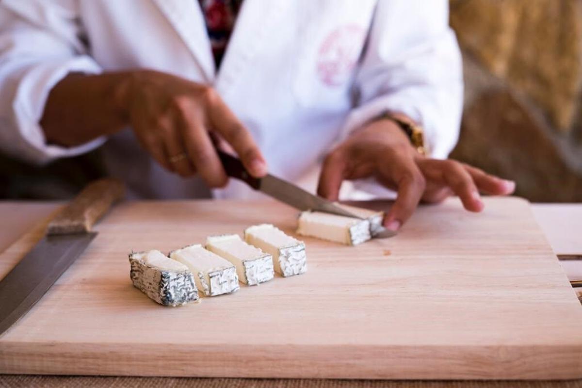 Un participante del curso de 'fromelier' que organiza el Instituto Andaluz de Investigación y Formación Agraria, Pesquera, Alimentaria y de la Producción Ecológica (Ifapa) en Torremolinos (Málaga).