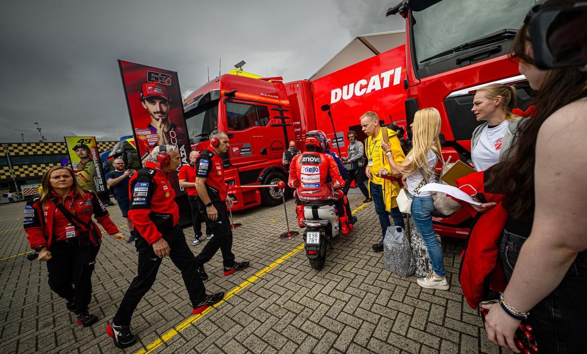 Marc Márquez llega, tras su segunda caída del día de ayer, en Assen, al taller del equipo Ducati Lenovo.