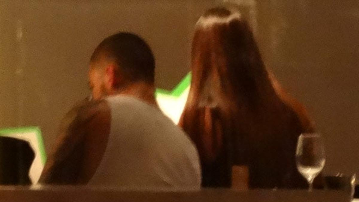 ¿Con quién está cenando Maluma?