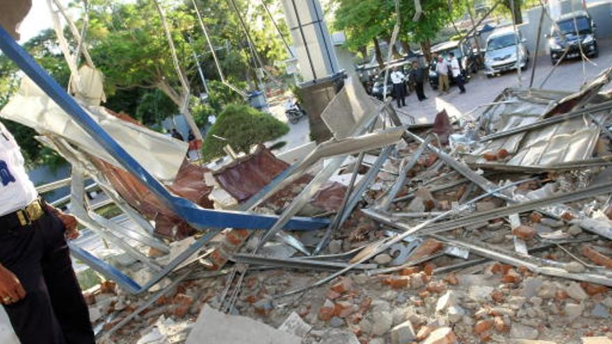 Un agente inspecciona los daños materiales en una oficina de Banda Aceh.