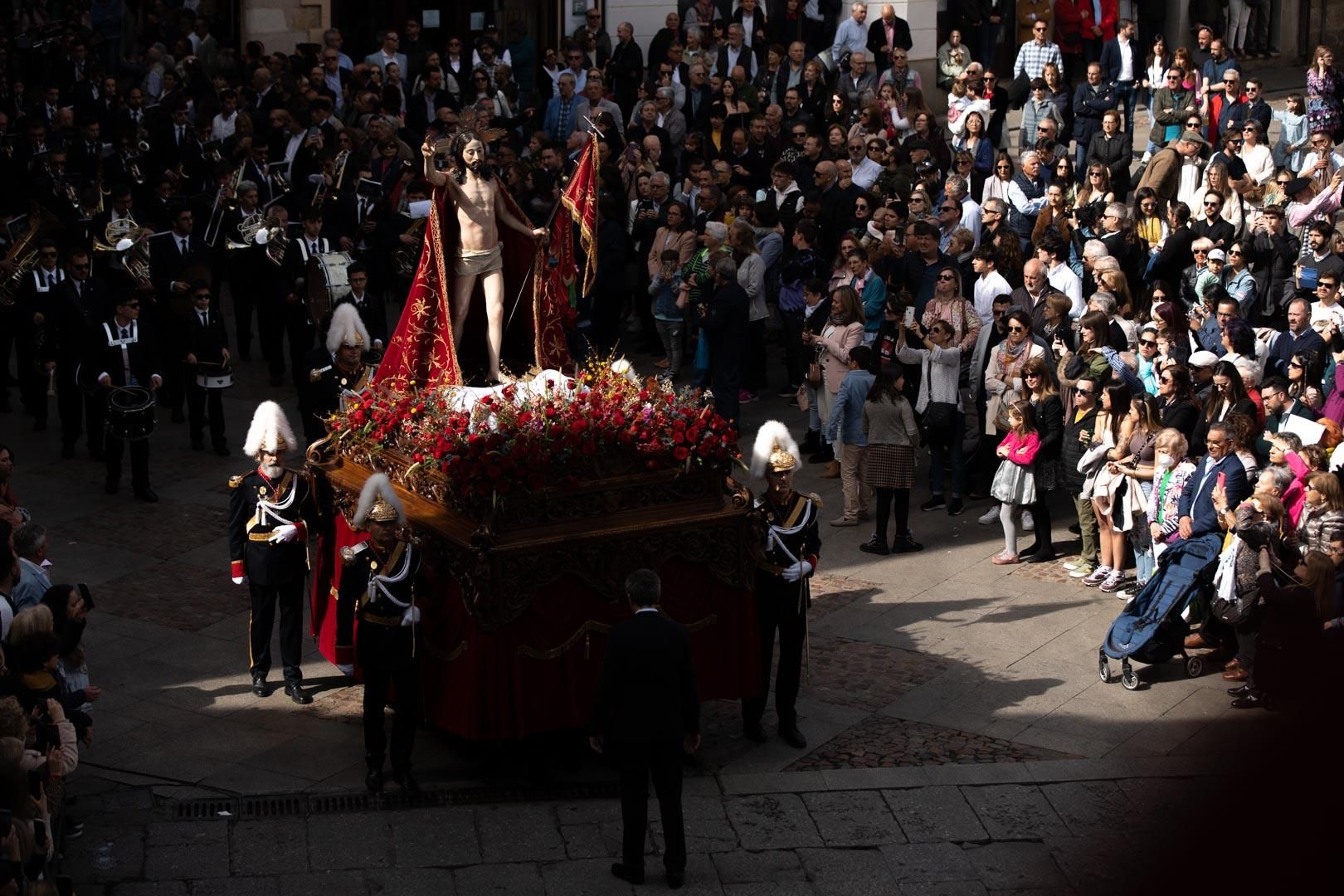 GALERÍA | Así ha sido el encuentro de Jesús Resucitado y su madre en la Plaza Mayor