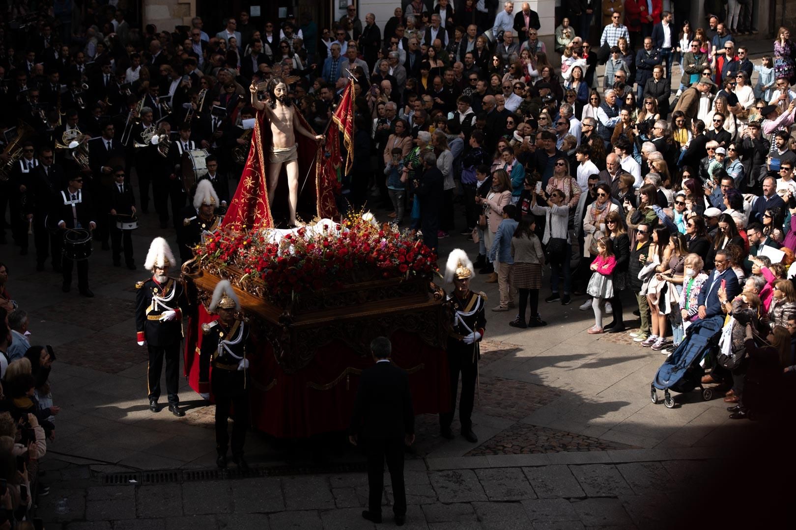 GALERÍA | Así ha sido el encuentro de Jesús Resucitado y su madre en la Plaza Mayor