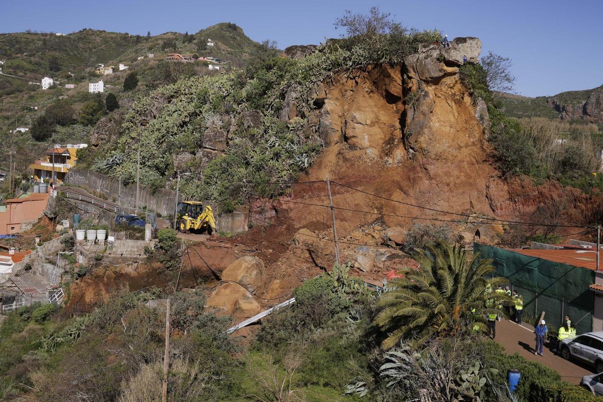 Un tramo de la GC-423 totalmente derrumbado por los desprendimientos de la montaña.
