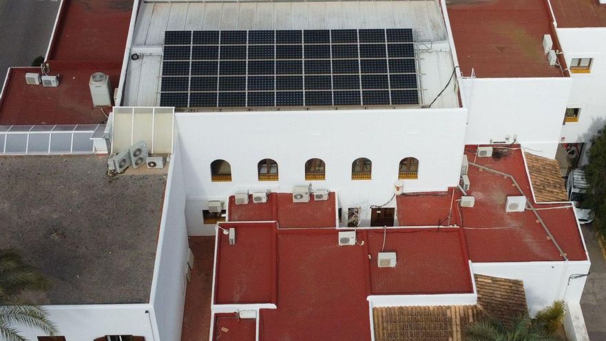 Imagen de las placas solares instaladas en el tejado del Ayuntamiento.