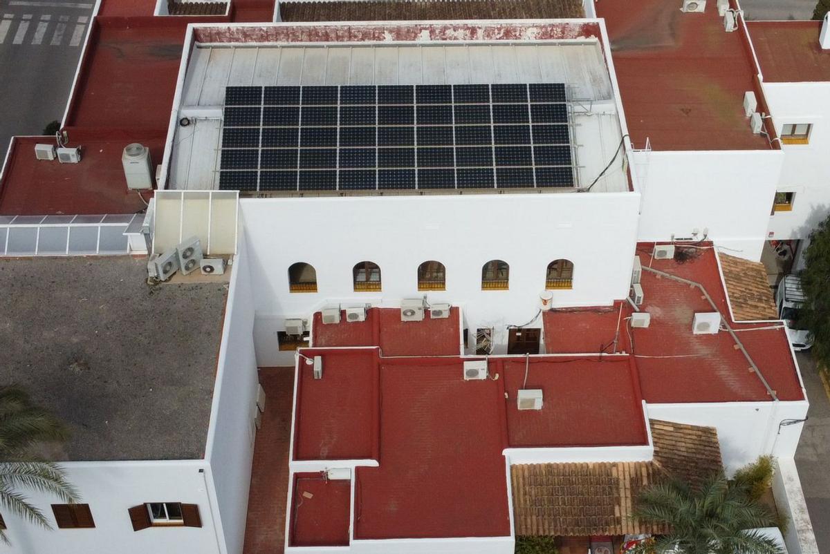 Imagen de las placas solares instaladas en el tejado del Ayuntamiento.