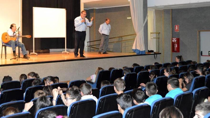 Los escolares de Las Torres conocen el trovo