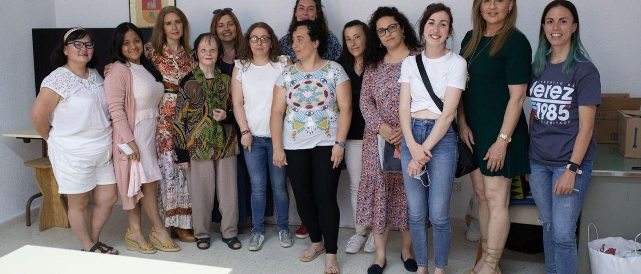 Foto de familia durante el curso para asistentes personales en Arcenillas. | E. F.