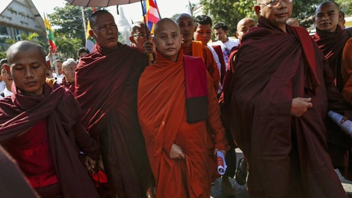 Wirathu protests against Yanghee Lee in Yangon