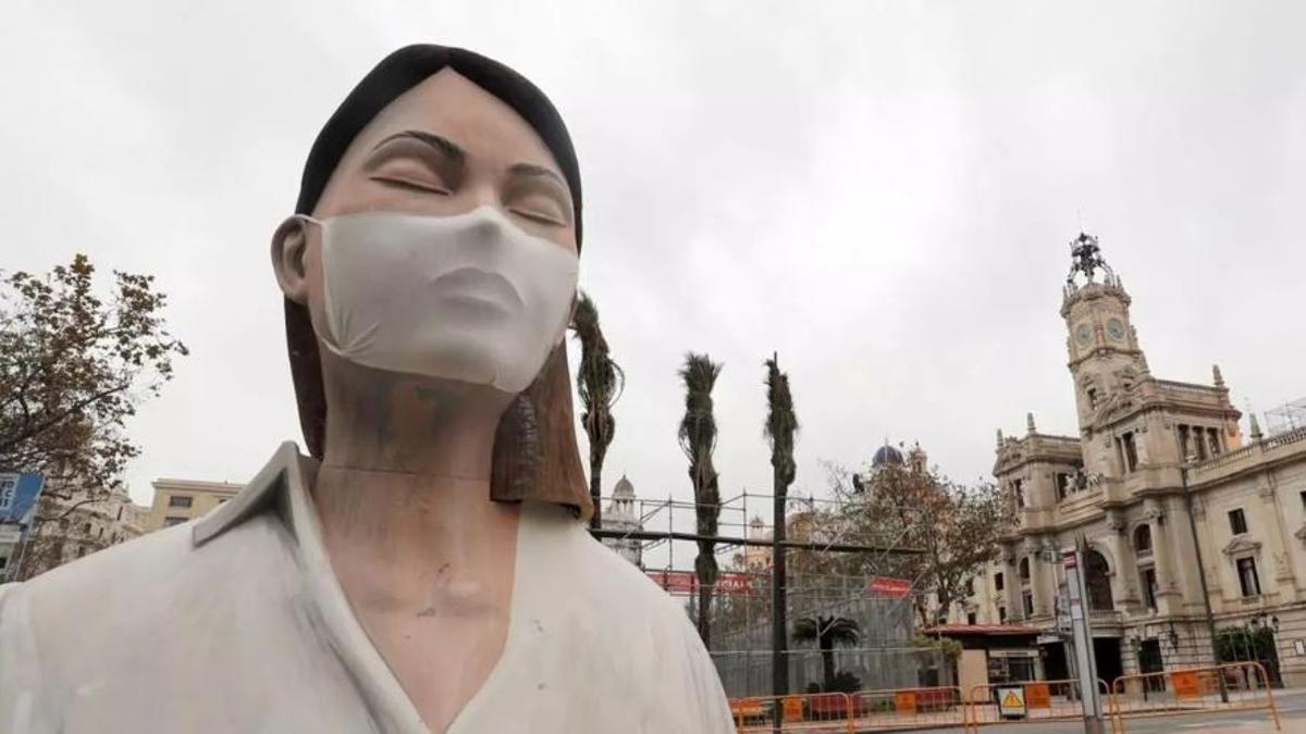Imagen del remate de la fallas del Ayuntamiento de Valencia, sin quemar y sin gente a su alrededor en 2020.