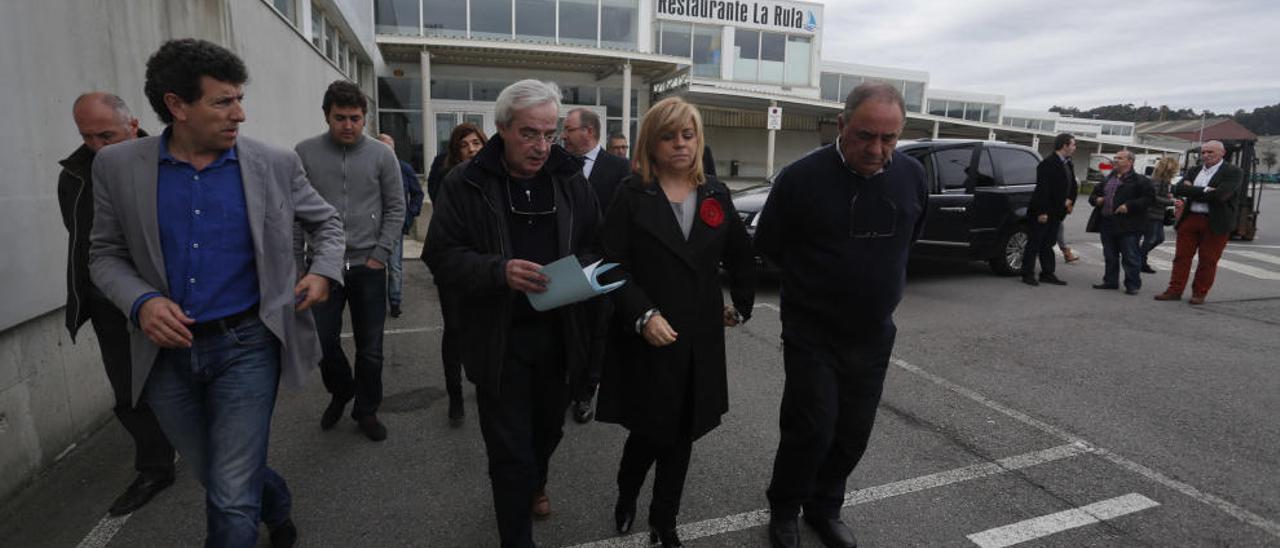 Una comitiva del PSOE en una pasada visita a la rula de Avilés.