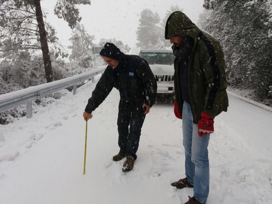 El diputado de Carreteras Pablo Seguí y un técnico miden la altura de la nieve en Fontanars.