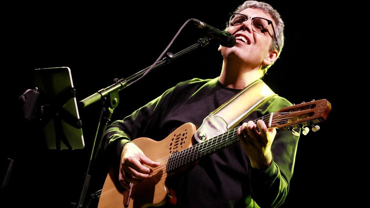 Pedro Guerra, a la guitarra