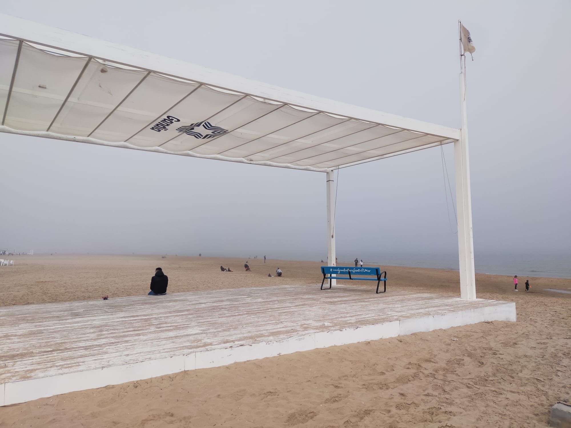 La playa de Gandia desaparece entre la niebla