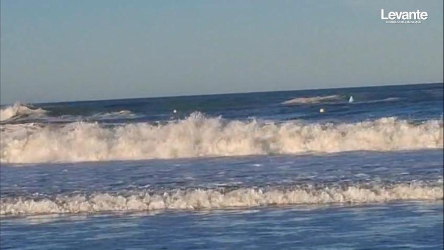 Últimos coletazos del temporal, primeros bañistas: zarandeados por las olas en Xàbia