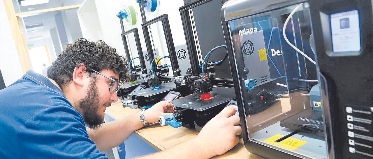 Tecnología punta. Un joven alumno de la FP manipula una de las numerosas impresoras 3D con las que se aprende en el aula.