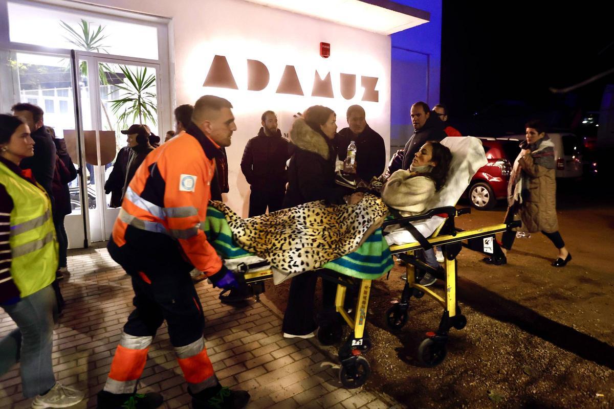 Primeros heridos en la caseta municipal de Adamuz, el día del accidente.