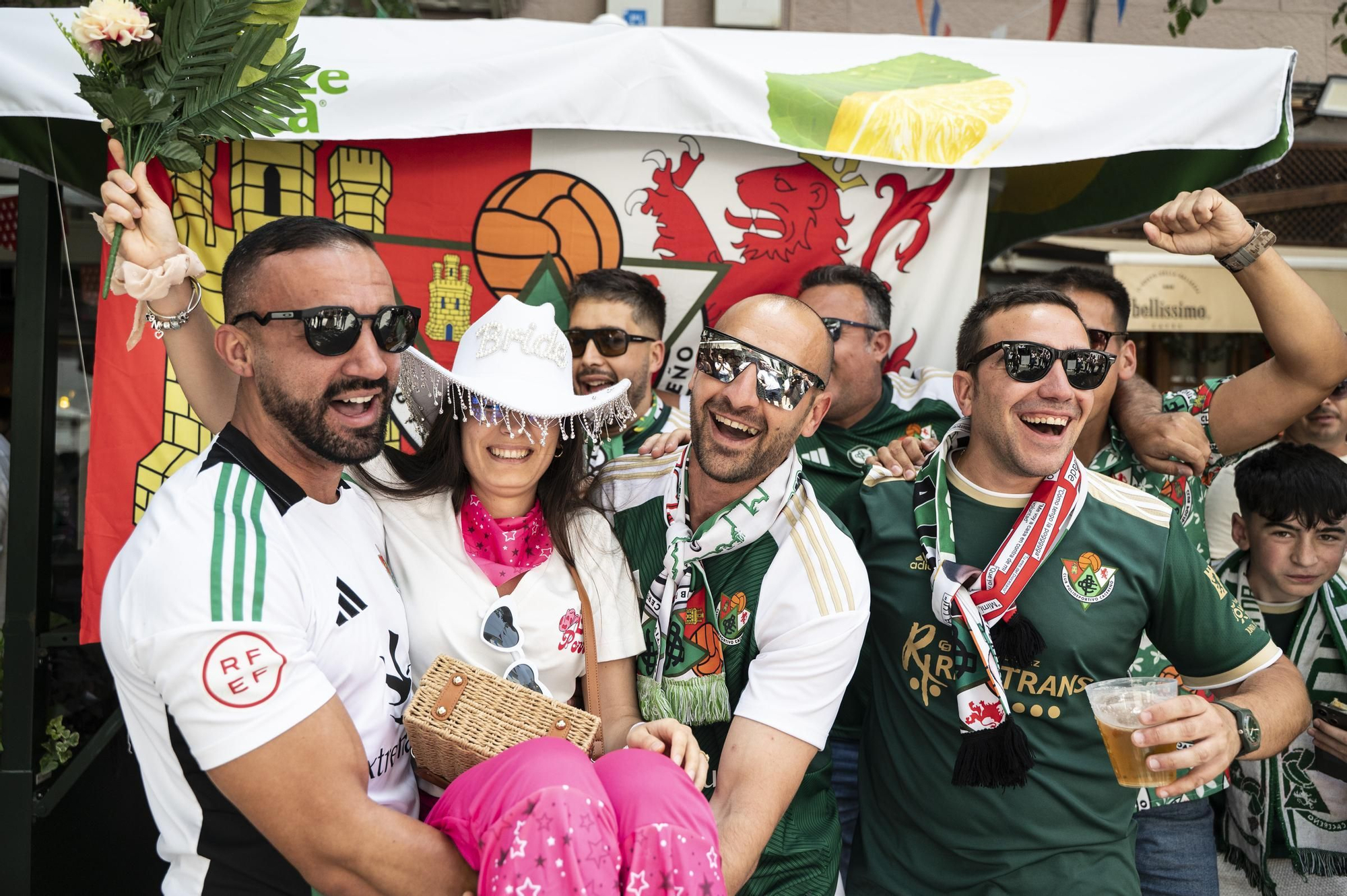 Fotogalería | Ambiente en la Feria de Día de Cáceres marcado por el partido del Cacereño: búscate en las imágenes
