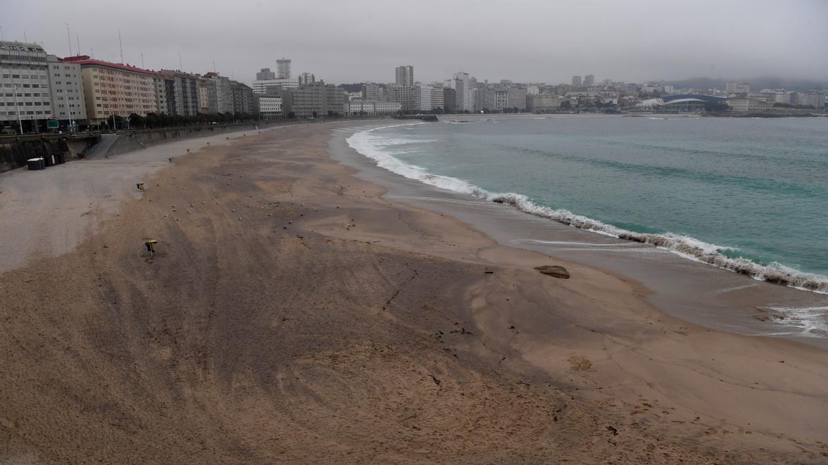 Playa del Orzán vacía el 23 de junio del año pasado.