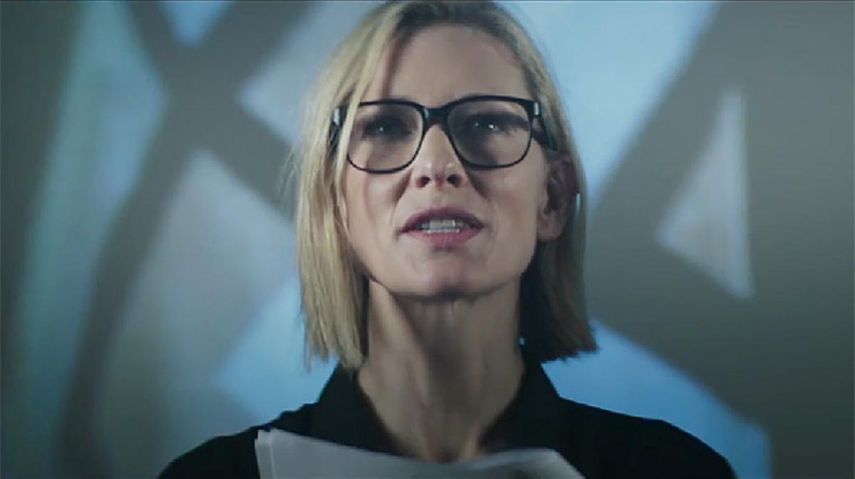 La ambaixadora d’ACNUR grava amb altres actors un vídeo del moment en què els desplaçats trien l’objecte més valuós que s’emporten en la seva fugida.