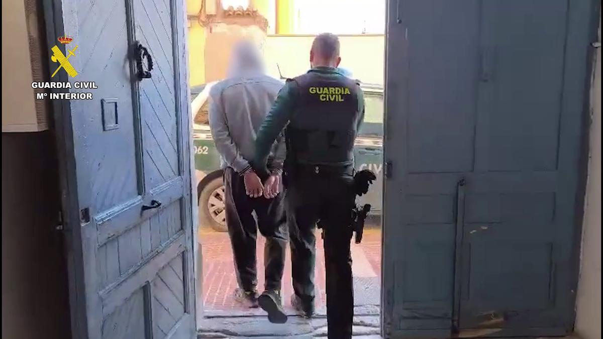 El detenido sale esposado del cuartel de la Guardia Civil de Sant Joan