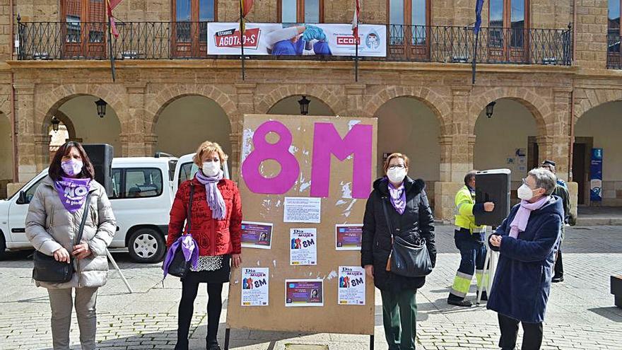 Representantes de la Asociación Nuevas Ideas tras los actos programados en la Plaza Mayor. | E. P.