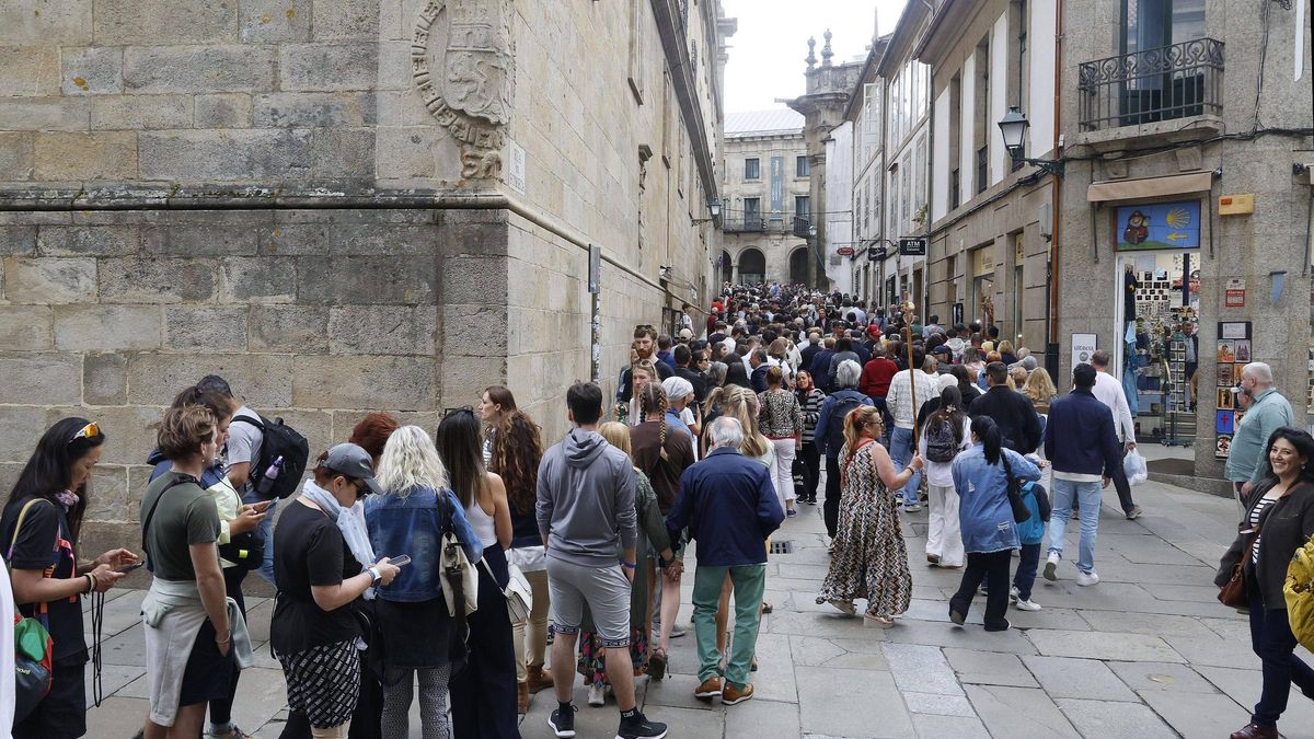 Largas colas, durante el pasado fin de semana, para entrar en la Catedral, en el casco histórico de Santiago.