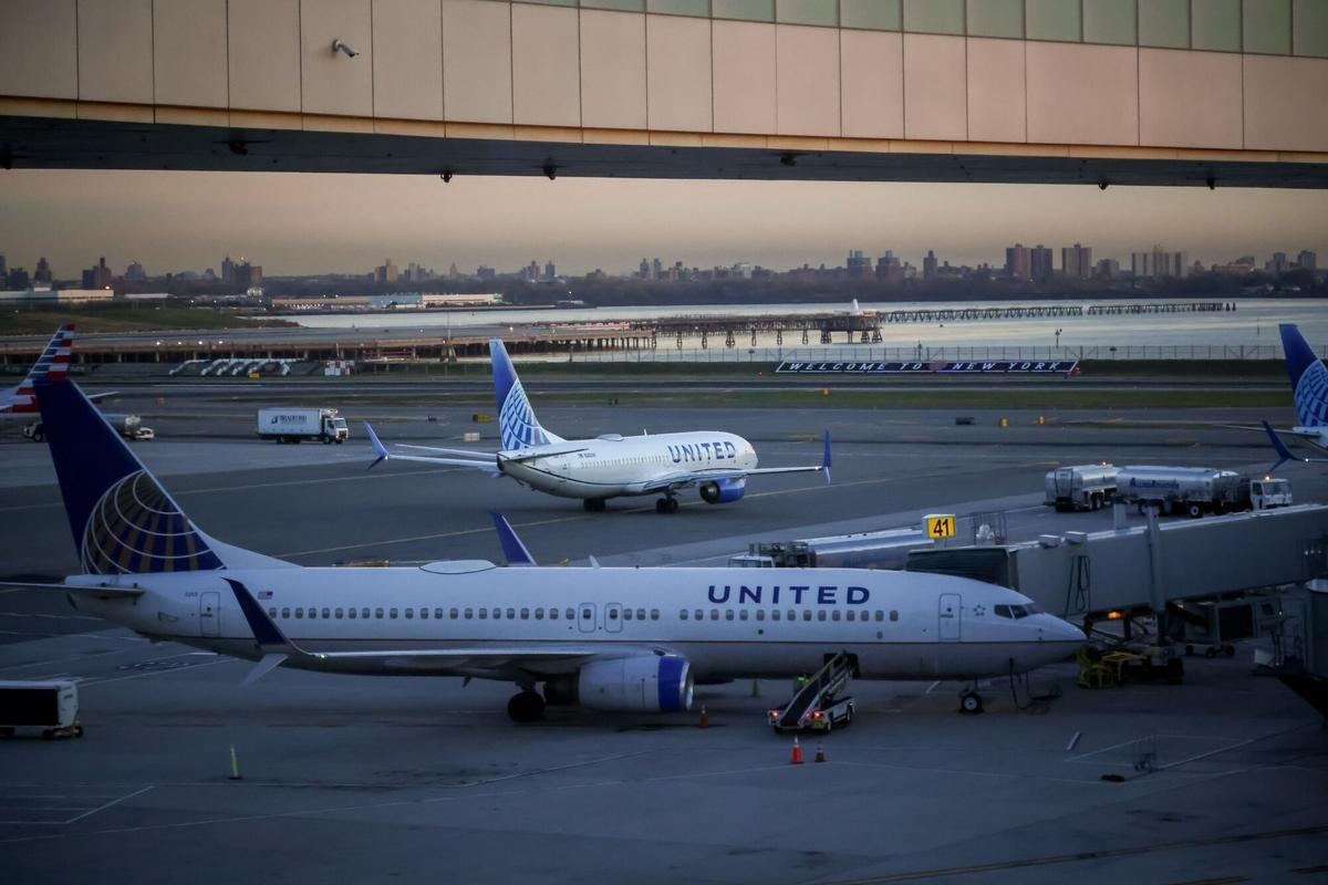 Aviones parados en la terminal del aeropuerto de LaGuardia, en Nueva York