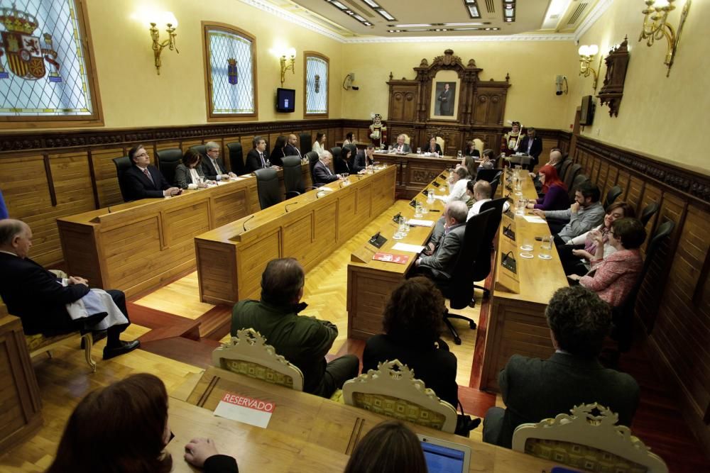 Pleno de distinciones en Gijón.