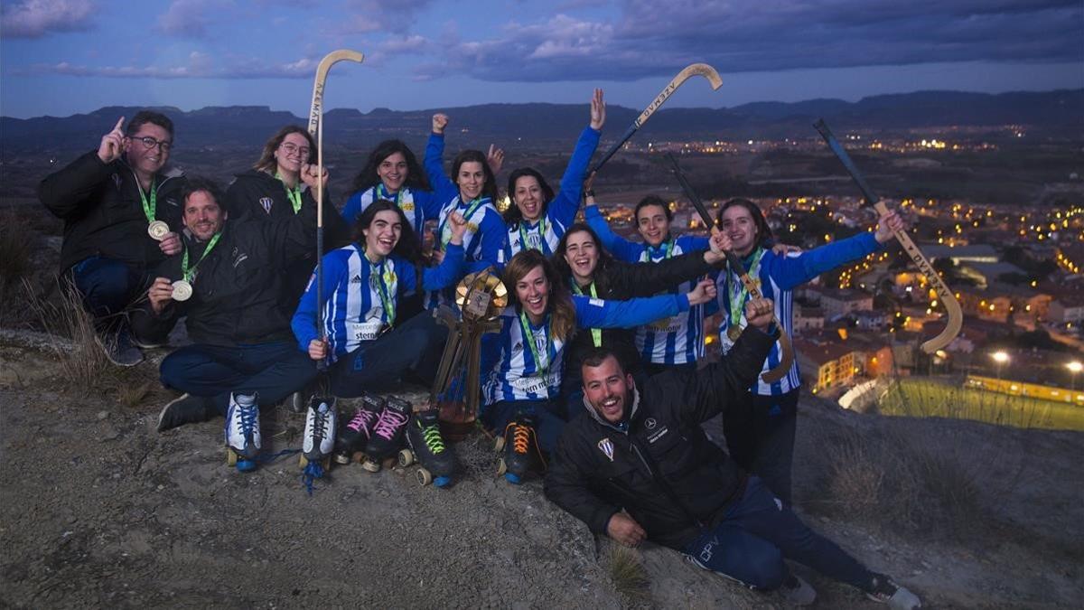 Las jugadoras del Voltregà posan en la Creu del Morral, sobre Sant Hipòlit, con la sexta Copa de Europa femenina del club.