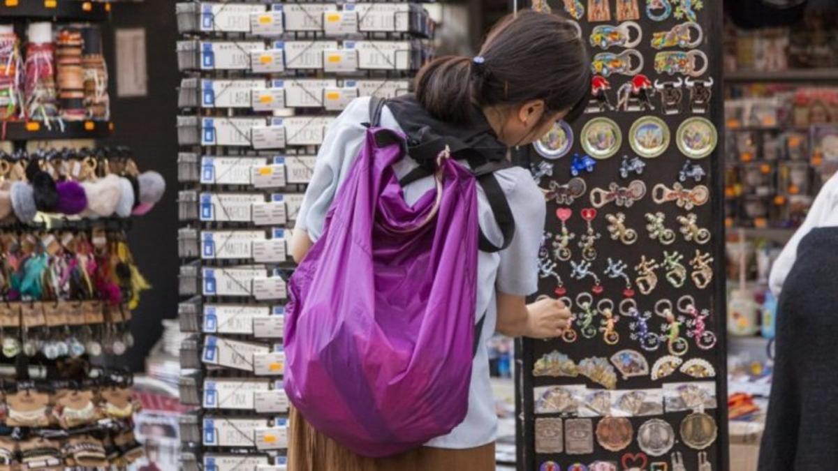 Turista en una tienda de recuerdos de Barcelona.