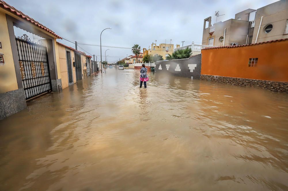 Imágenes de los vecinos retirando agua de las viviendas y las balsas de laminación que no dieron abasto ayer junto a la laguna de Torrevieja