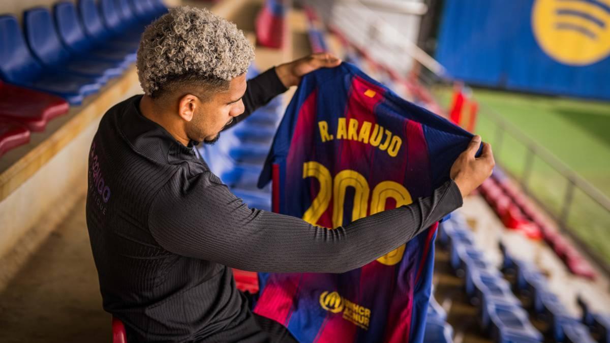 La plantilla celebra antes del entreno los 200 partidos de Araujo con el Club