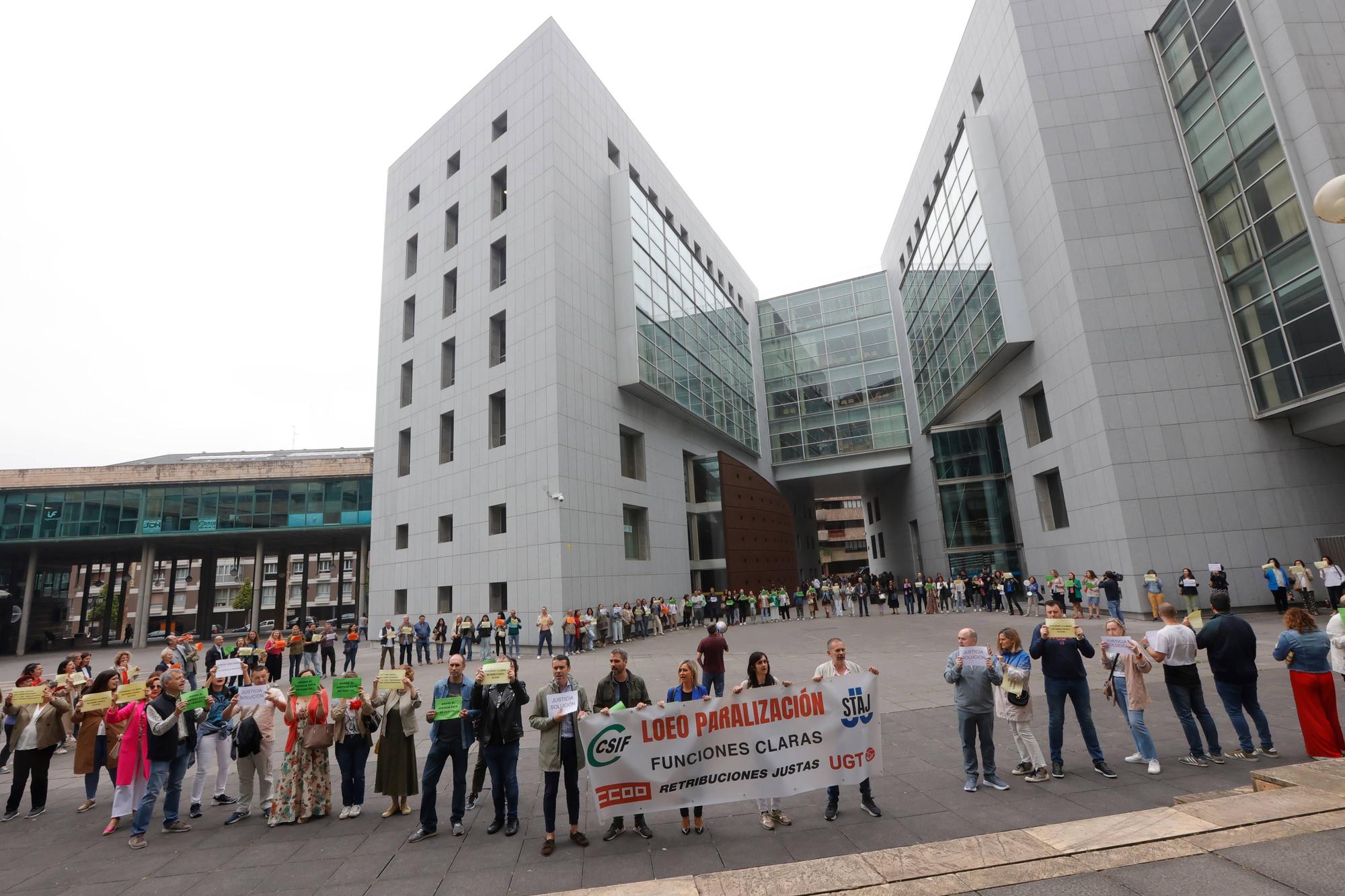 EN IMÁGENES: La huelga de funcionarios, contra viento y marea en Asturias