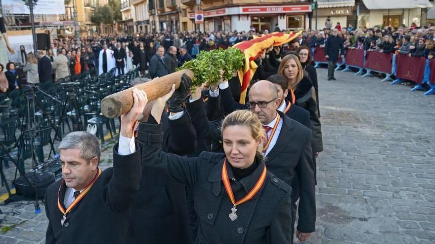 25 de los 29 concejales de Palma recogieron a mediodía el pendón real de la plaza de Cort.