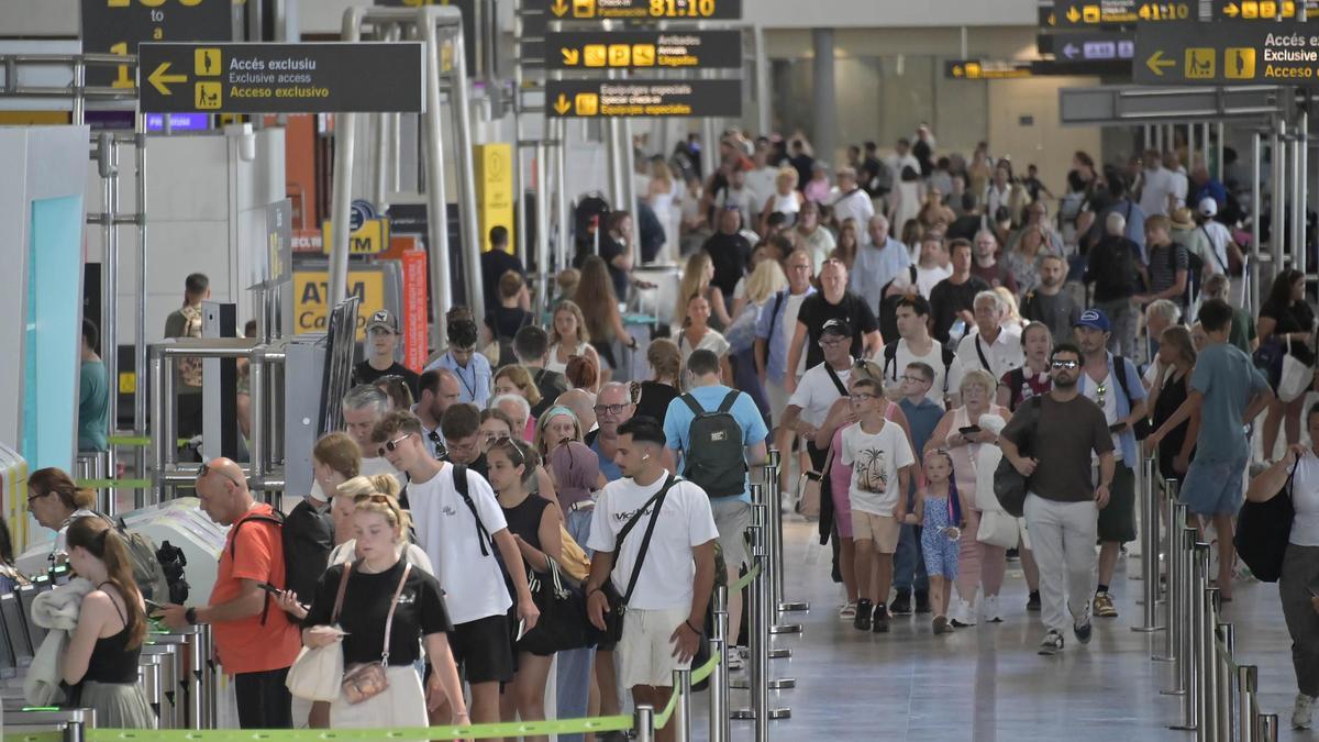 El aeropuerto, salida de miles de ilicitanos hacia las vacaciones