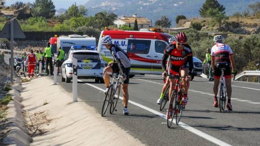 Numerosos ciclistas se interesaron por el estado del accidentado.