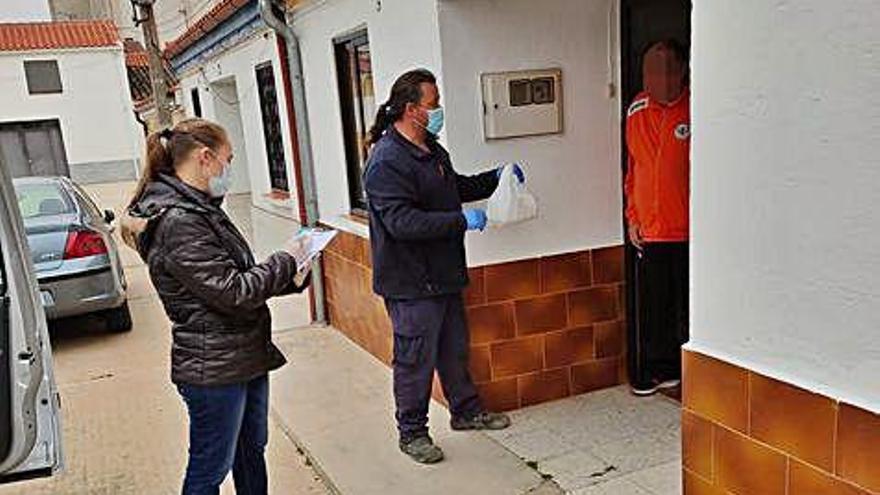 Reparto de comida a domicilio en Fuentesaúco cocinada en el comedor social. F.