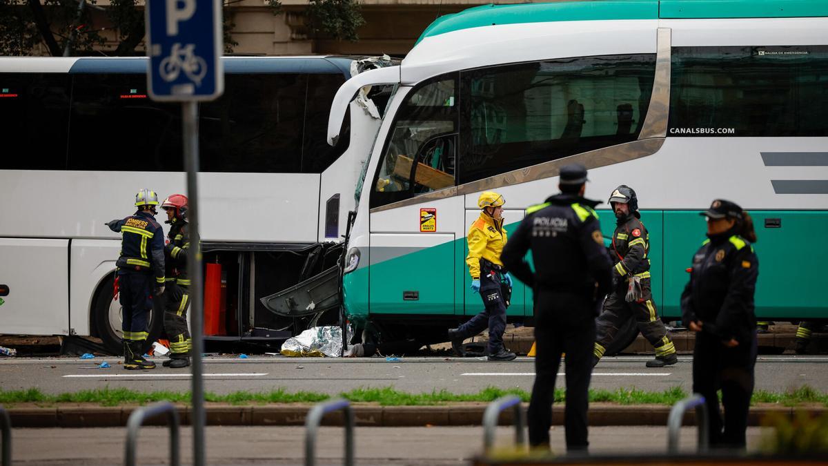 Última hora del accidente de dos autocares en la Diagonal de Barcelona:  heridos y afectaciones en directo