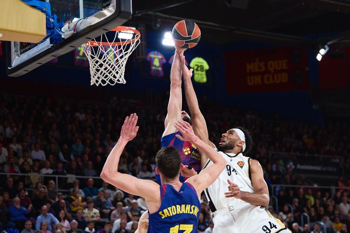 Shengelia, uno de los destacados en la primera mitad, lucha por un rebote