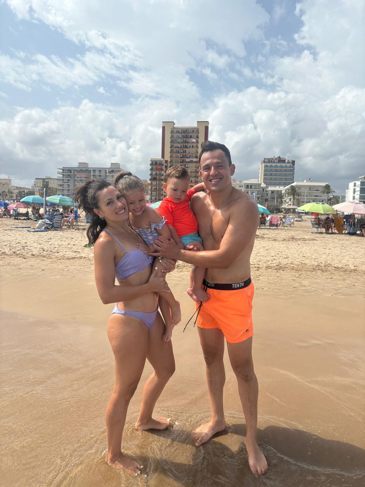 Soraya con su marido y sus hijos en la playa de Gandia.