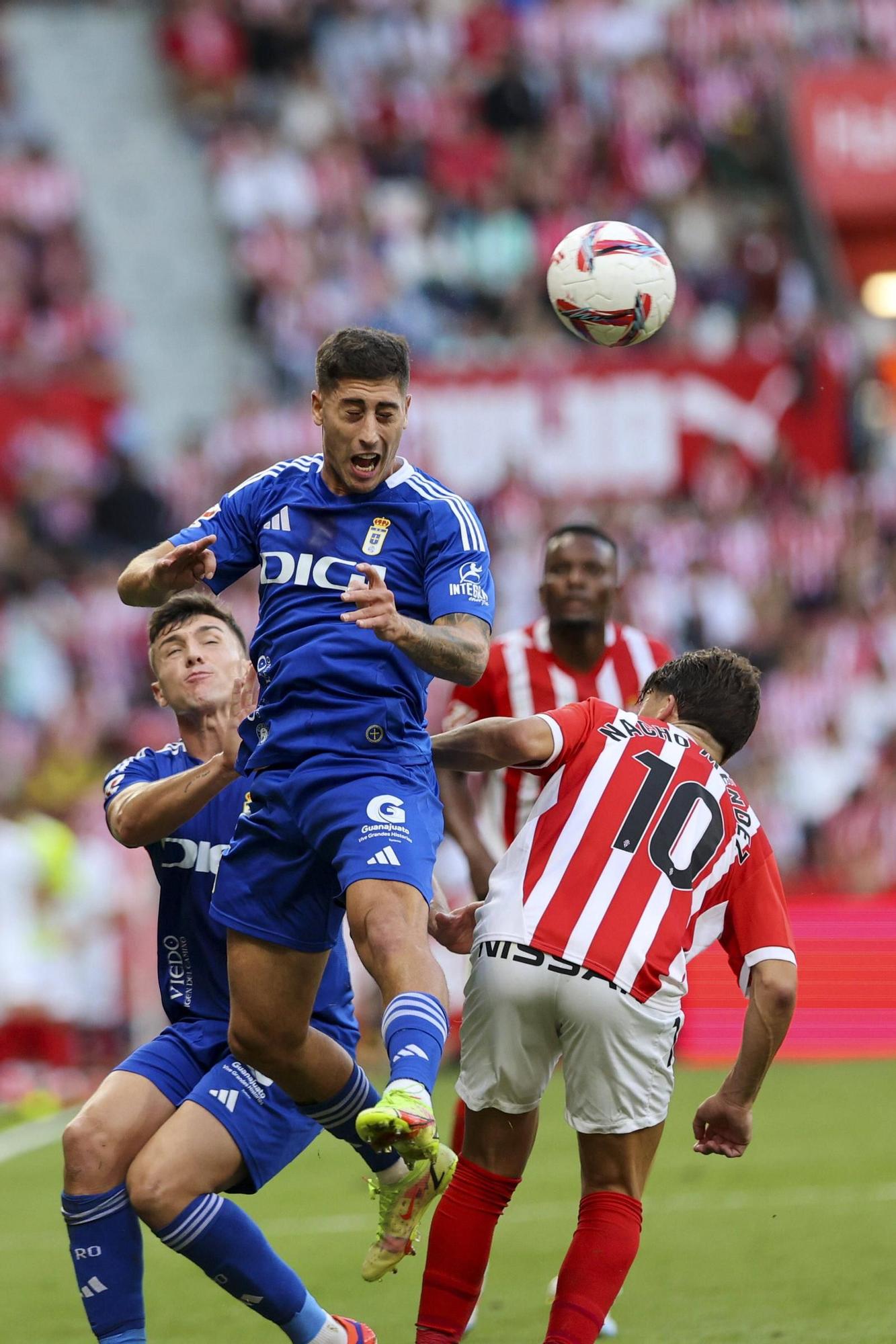 Derbi asturiano: las imágenes del partido entre el Sporting y el Oviedo en El Molinón