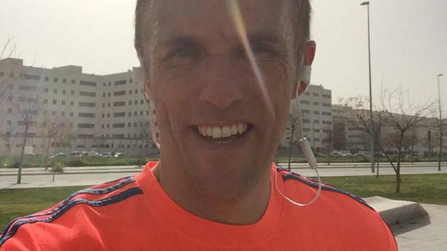 Phil Neville y su camiseta del Valencia