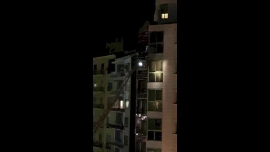 Los bomberos rescatan a una niña que estaba colgando de una ventana en Luceros