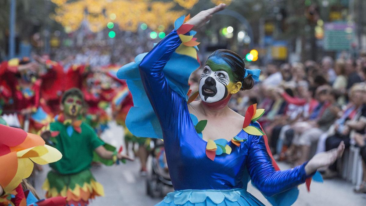 Una participante disfrazada durante el desfile del Ninot, en una imagen de archivo.
