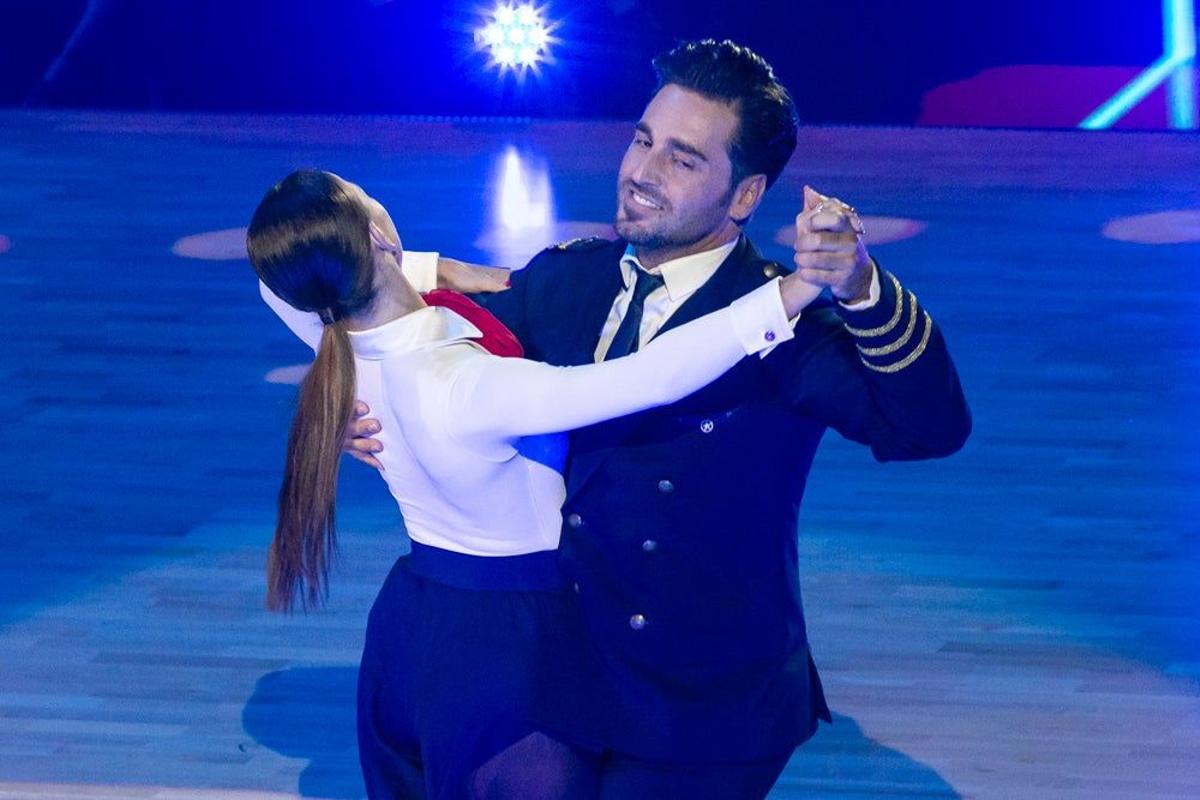 David Bustamante un poco tensito en el baile