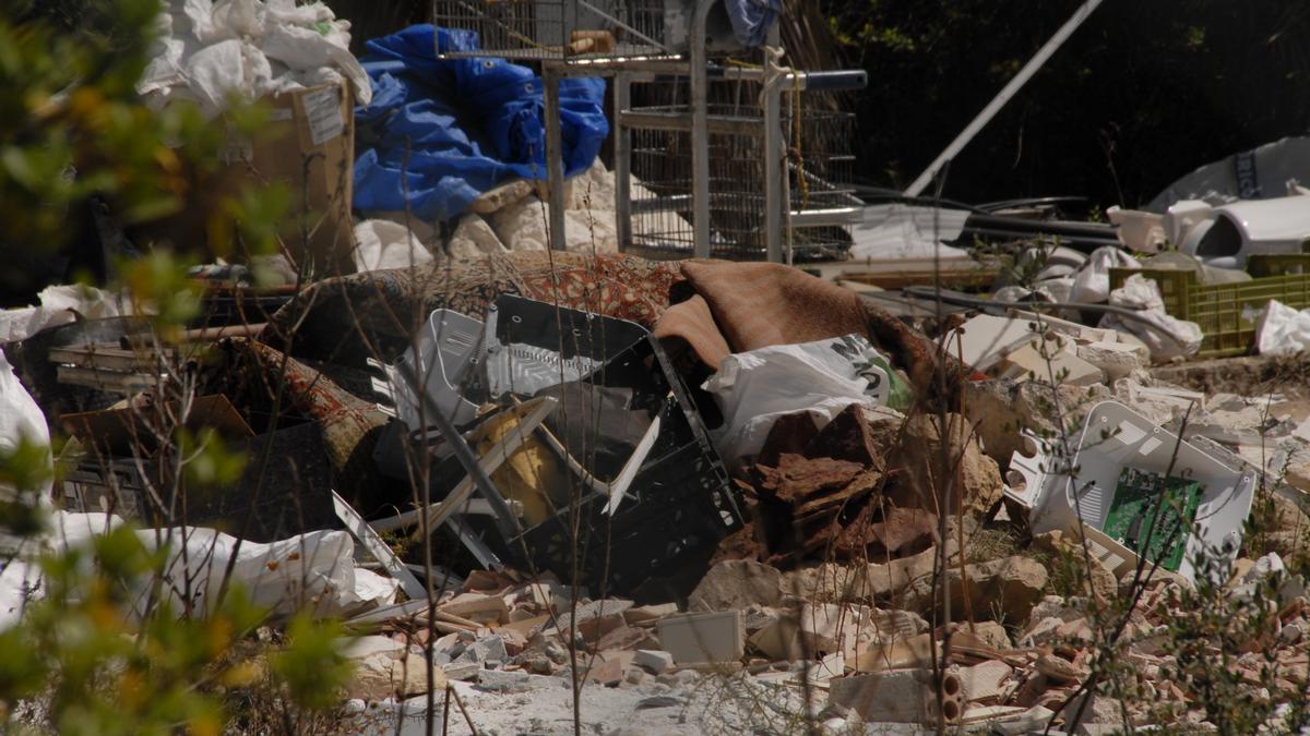 Quejas vecinales en Marratxí por vertidos ilegales en un solar de la urbanización de Els Garrovers