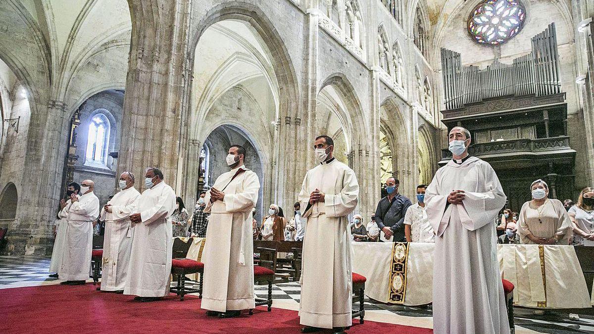 Los seis ordenandos, durante la ceremonia en la Catedral. Desde la derecha, Arturo José Marías y Marcos Argüelles (diáconos transitorios), Miguel Vilariño (sacerdote), Antonio Huélamo, José Luis García y Alfredo Jesús García (los tres diáconos permanentes).