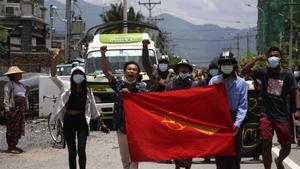 Un grupo de manifestantes durante las protestas contra el golpe de Estado del pasado mes de febrero.