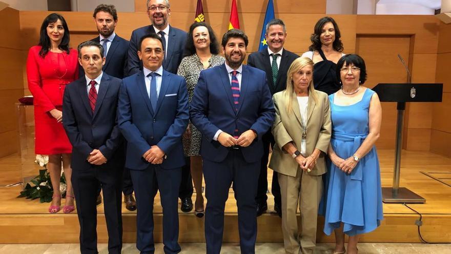 Los nuevos secretarios generales de las consejerías, junto al presidente López Miras.